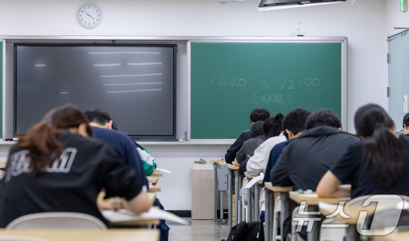 (서울=뉴스1) 안은나 기자 = 2027학년도 대학수학능력시험을 네 달여 앞둔 15일 서울 광진구 건국대학교에서 수험생들이 모의 논술고사를 치르고 있다.이날 열린 KU모의논술은 수 …