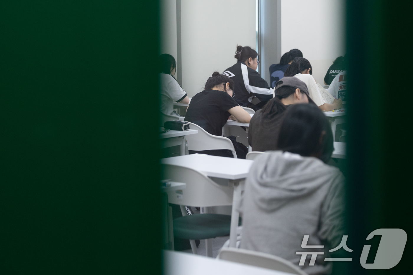 (서울=뉴스1) 안은나 기자 = 2027학년도 대학수학능력시험을 네 달여 앞둔 15일 서울 광진구 건국대학교에서 수험생들이 모의 논술고사를 치르고 있다.이날 열린 KU모의논술은 수 …