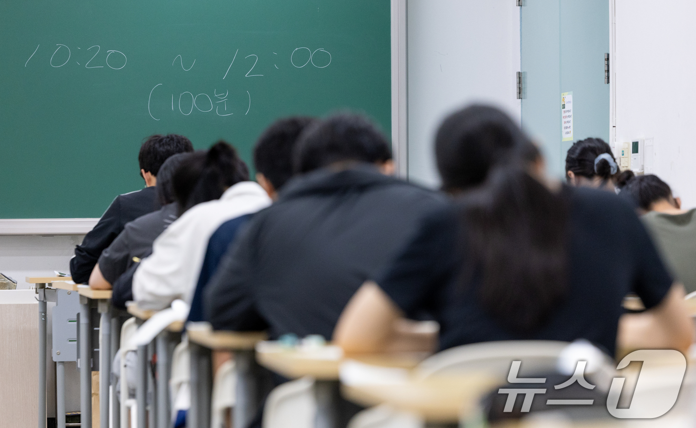 (서울=뉴스1) 안은나 기자 = 2027학년도 대학수학능력시험을 네 달여 앞둔 15일 서울 광진구 건국대학교에서 수험생들이 모의 논술고사를 치르고 있다.이날 열린 KU모의논술은 수 …