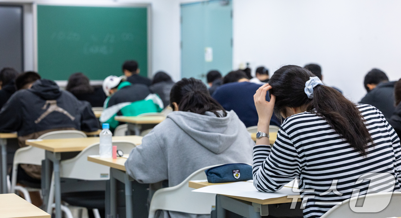 (서울=뉴스1) 안은나 기자 = 2027학년도 대학수학능력시험을 네 달여 앞둔 15일 서울 광진구 건국대학교에서 수험생들이 모의 논술고사를 치르고 있다.이날 열린 KU모의논술은 수 …