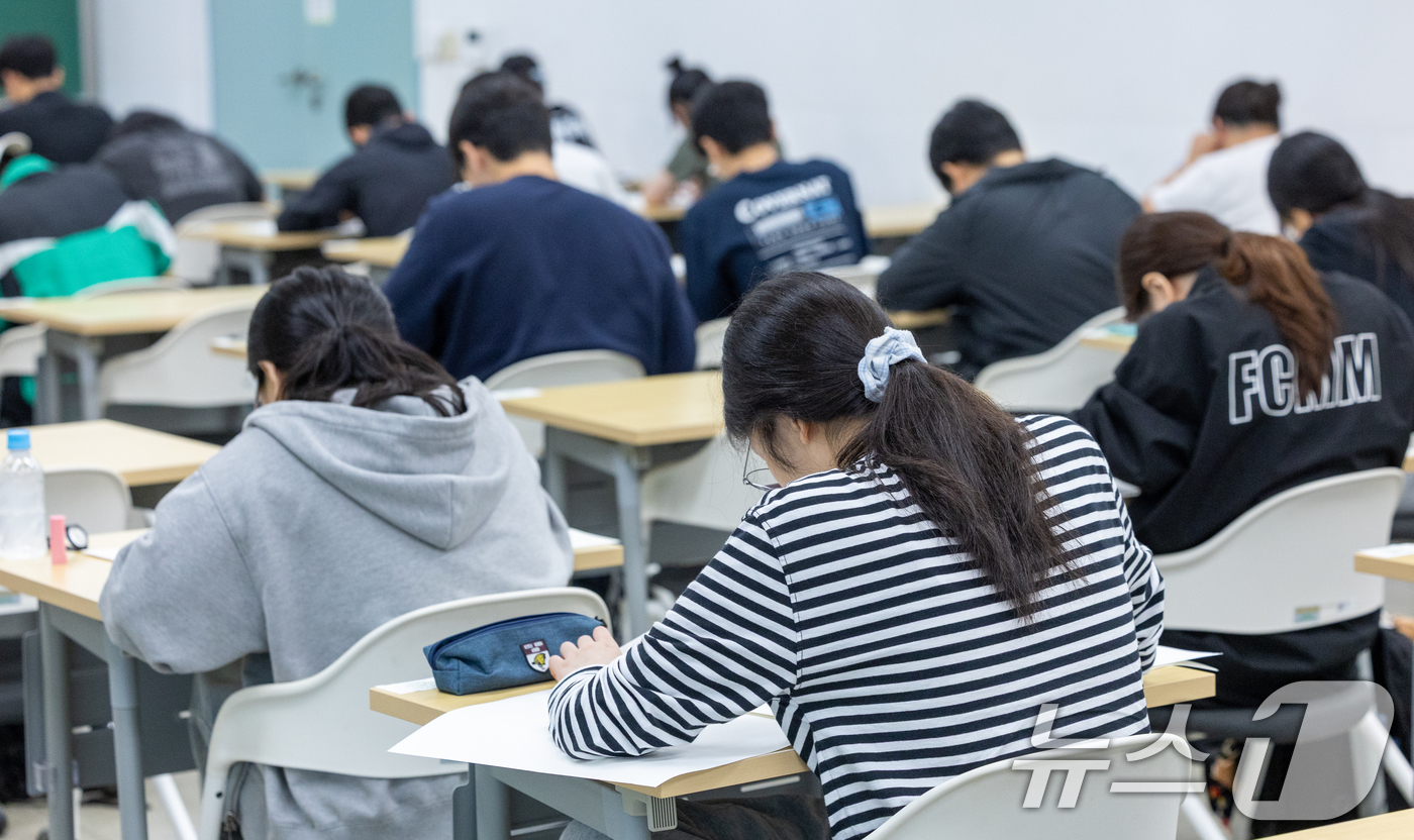 (서울=뉴스1) 안은나 기자 = 2027학년도 대학수학능력시험을 네 달여 앞둔 15일 서울 광진구 건국대학교에서 수험생들이 모의 논술고사를 치르고 있다.이날 열린 KU모의논술은 수 …