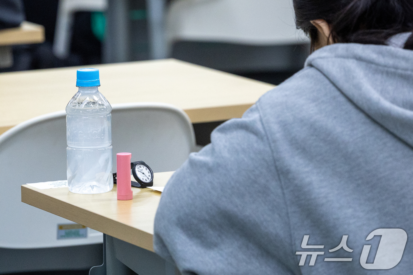 (서울=뉴스1) 안은나 기자 = 2027학년도 대학수학능력시험을 네 달여 앞둔 15일 서울 광진구 건국대학교에서 수험생들이 모의 논술고사를 치르고 있다.이날 열린 KU모의논술은 수 …