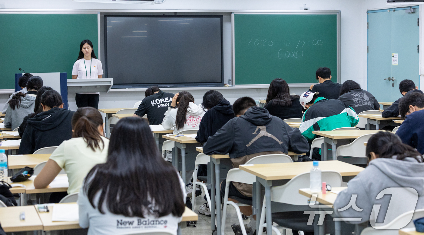 (서울=뉴스1) 안은나 기자 = 2027학년도 대학수학능력시험을 네 달여 앞둔 15일 서울 광진구 건국대학교에서 수험생들이 모의 논술고사를 치르고 있다.이날 열린 KU모의논술은 수 …