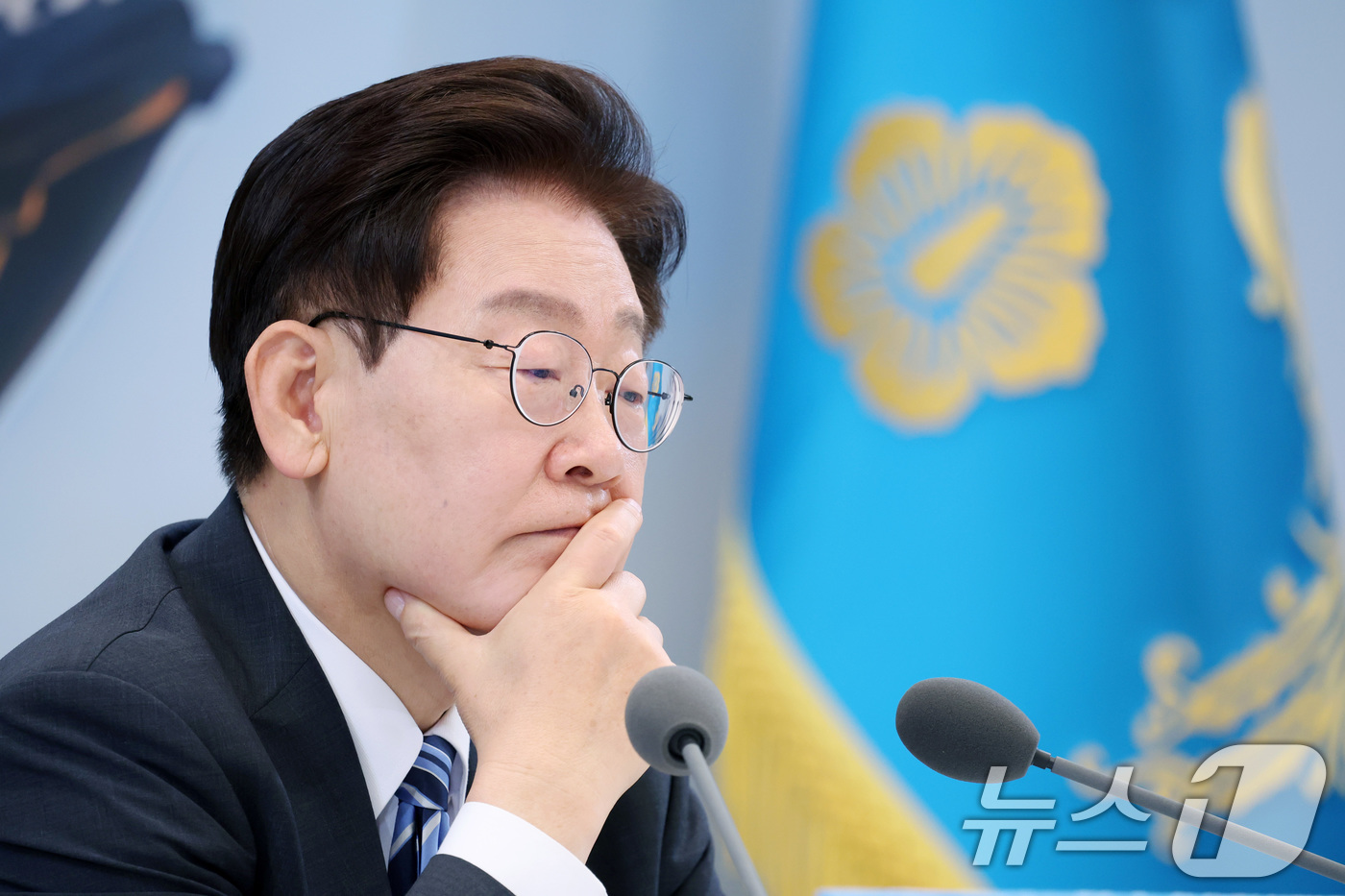 (서울=뉴스1) 허경 기자 = 이재명 대통령이 15일 청와대 영빈관에서 열린 재정경제부, 국가데이터처, 금융위원회, 기획예산처 업무보고에서 발언을 청취하고 있다. 2026.7.15 …