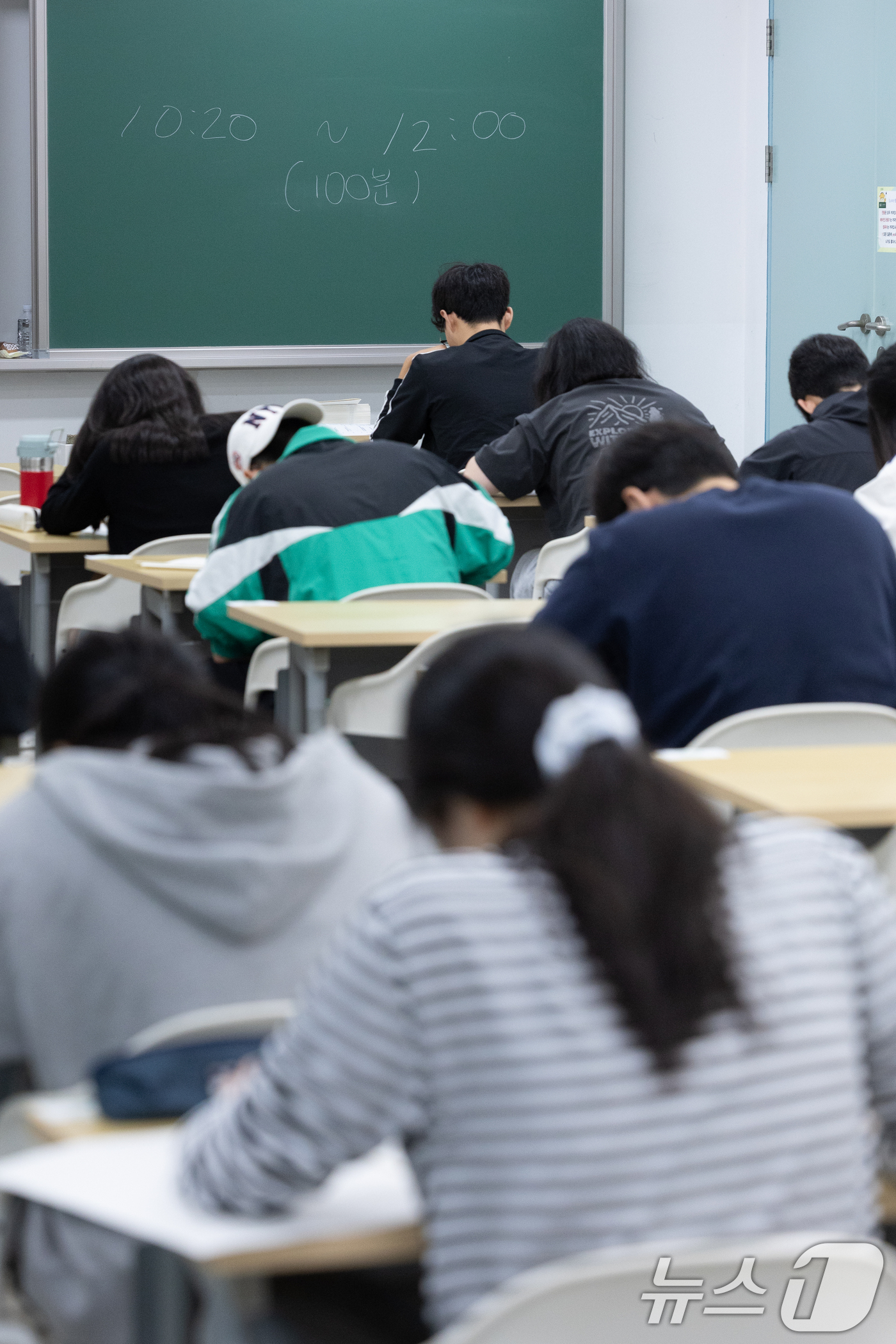 (서울=뉴스1) 안은나 기자 = 2027학년도 대학수학능력시험을 네 달여 앞둔 15일 서울 광진구 건국대학교에서 수험생들이 모의 논술고사를 치르고 있다.이날 열린 KU모의논술은 수 …