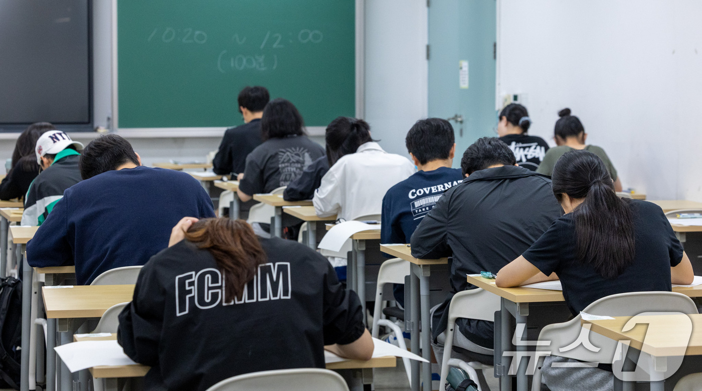 (서울=뉴스1) 안은나 기자 = 2027학년도 대학수학능력시험을 네 달여 앞둔 15일 서울 광진구 건국대학교에서 수험생들이 모의 논술고사를 치르고 있다.이날 열린 KU모의논술은 수 …