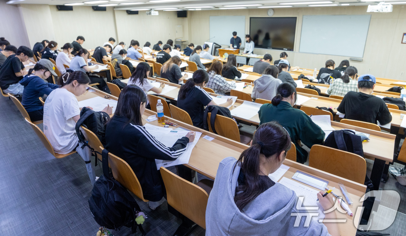 (서울=뉴스1) 안은나 기자 = 2027학년도 대학수학능력시험을 네 달여 앞둔 15일 서울 광진구 건국대학교에서 수험생들이 모의 논술고사를 치르고 있다.이날 열린 KU모의논술은 수 …
