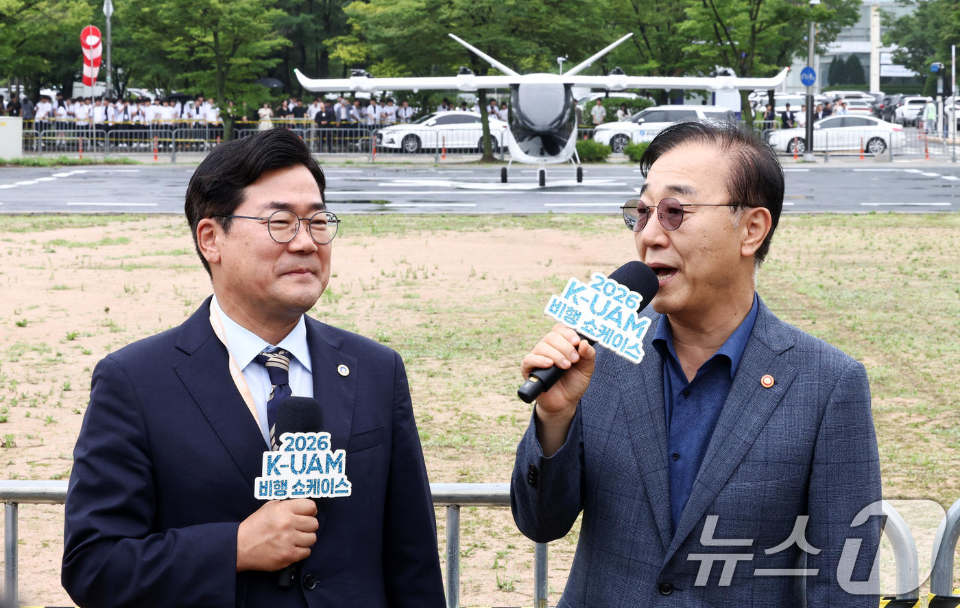 (인천=뉴스1) 최지환 기자 = 김윤덕 국토교통부 장관, 박찬대 인천광역시장이 15일 오전 인천 연수구 인천대학교 인천대학교 이노베이션센터에서 열린 UAM 비행 쇼케이스에서 대화를 …