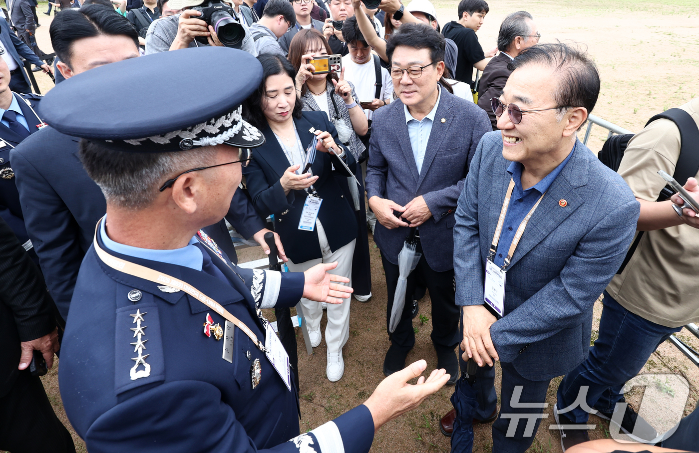 (인천=뉴스1) 최지환 기자 = 김윤덕 국토교통부 장관, 손석락 공군참모총장이 15일 오전 인천 연수구 인천대학교 인천대학교 이노베이션센터에서 열린 UAM 비행 쇼케이스에서 대화를 …