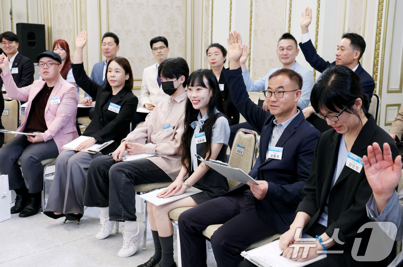 (서울=뉴스1) 허경 기자 = 15일 청와대 영빈관에서 열린 재정경제부, 국가데이터처, 금융위원회, 기획예산처 업무보고에서 국민참여단이 발언을 요청하고 있다. 2026.7.15/뉴 …