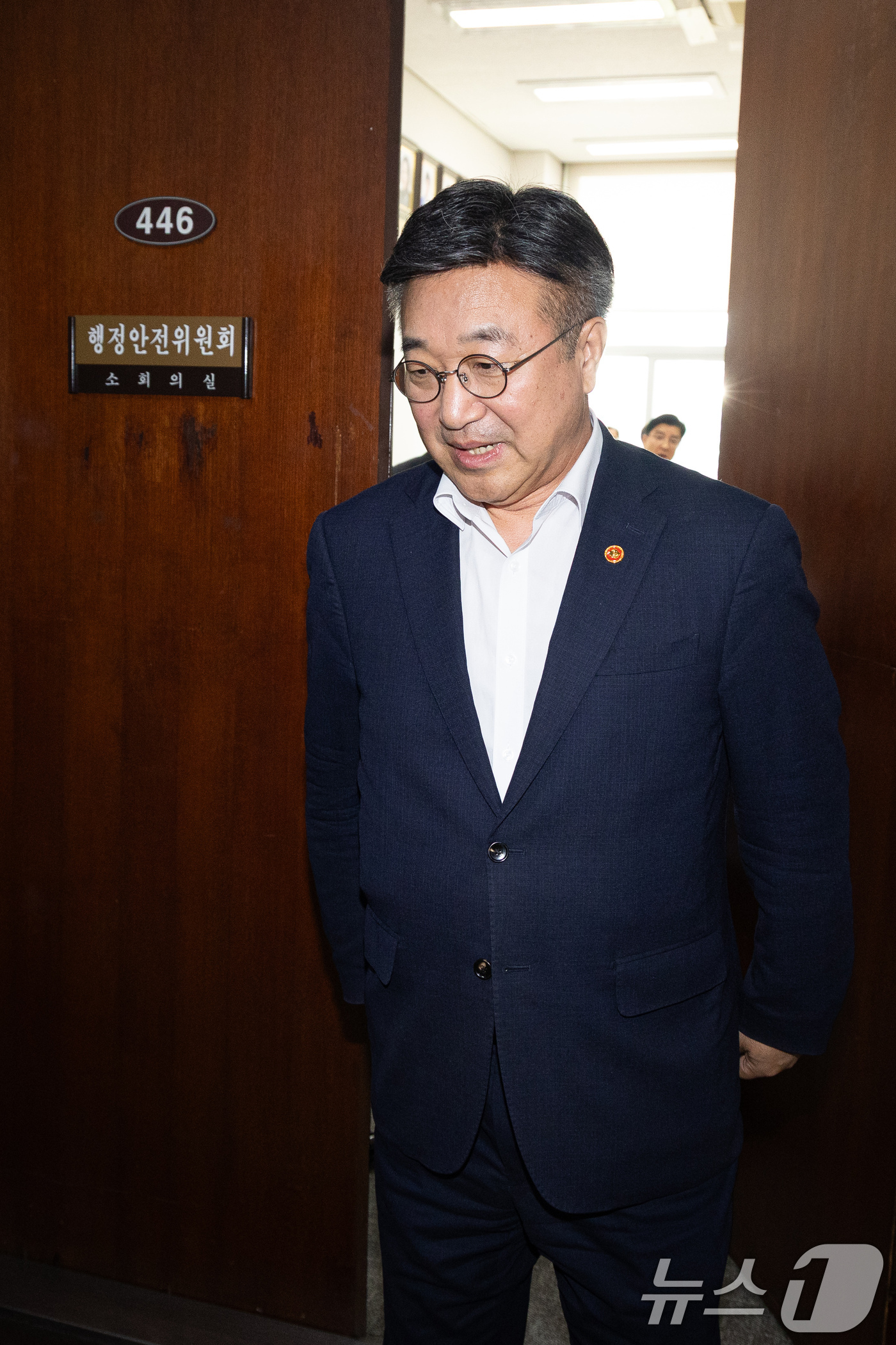 (서울=뉴스1) 유승관 기자 = 윤호중 행정안전부 장관이 15일 서울 여의도 국회에서 열린 중대범죄수사청 관련 행안위 당정협의를 마친 후 회의실을 나서고 있다. 2026.7.15/ …