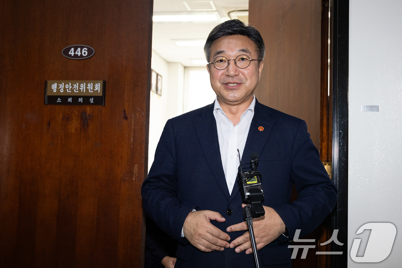 (서울=뉴스1) 유승관 기자 = 윤호중 행정안전부 장관이 15일 서울 여의도 국회에서 열린 중대범죄수사청 관련 행안위 당정협의를 마친 후 취재진 질문에 답하고 있다. 2026.7. …