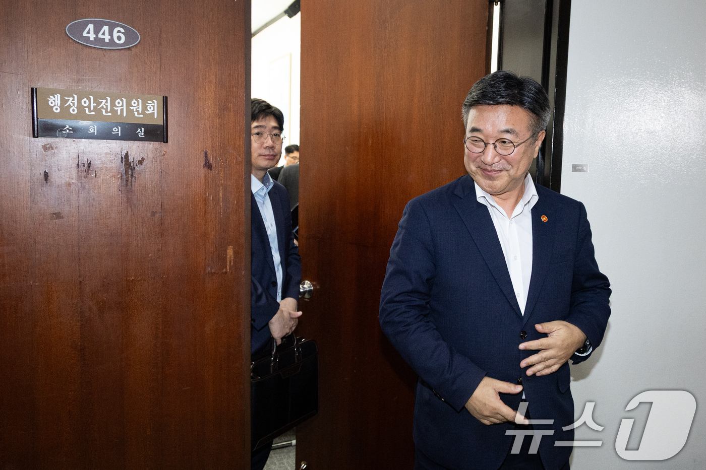 (서울=뉴스1) 유승관 기자 = 윤호중 행정안전부 장관이 15일 서울 여의도 국회에서 열린 중대범죄수사청 관련 행안위 당정협의를 마친 후 회의실을 나서고 있다. 2026.7.15/ …