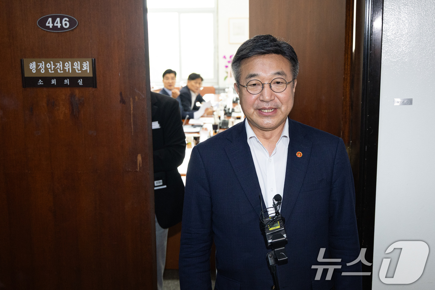 (서울=뉴스1) 유승관 기자 = 윤호중 행정안전부 장관이 15일 서울 여의도 국회에서 열린 중대범죄수사청 관련 행안위 당정협의를 마친 후 취재진 질문에 답하고 있다. 2026.7. …