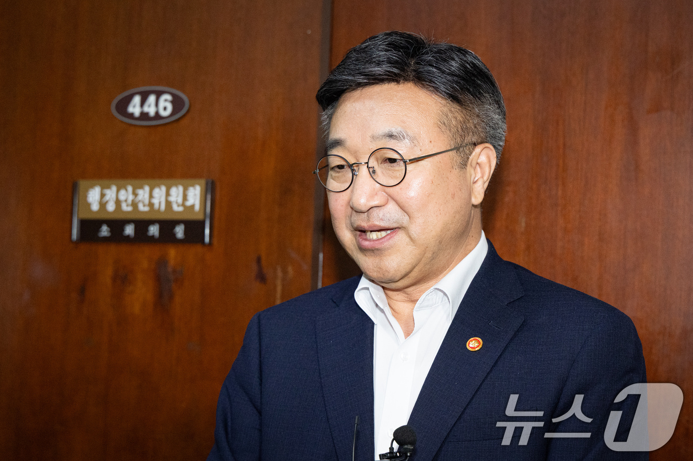 (서울=뉴스1) 유승관 기자 = 윤호중 행정안전부 장관이 15일 서울 여의도 국회에서 열린 중대범죄수사청 관련 행안위 당정협의를 마친 후 취재진 질문에 답하고 있다. 2026.7. …