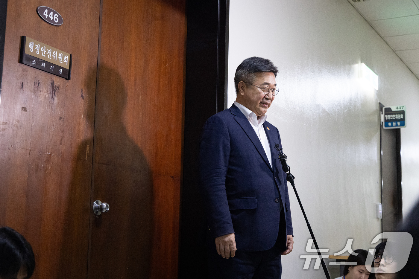 (서울=뉴스1) 유승관 기자 = 윤호중 행정안전부 장관이 15일 서울 여의도 국회에서 열린 중대범죄수사청 관련 행안위 당정협의를 마친 후 취재진 질문에 답하고 있다. 2026.7. …
