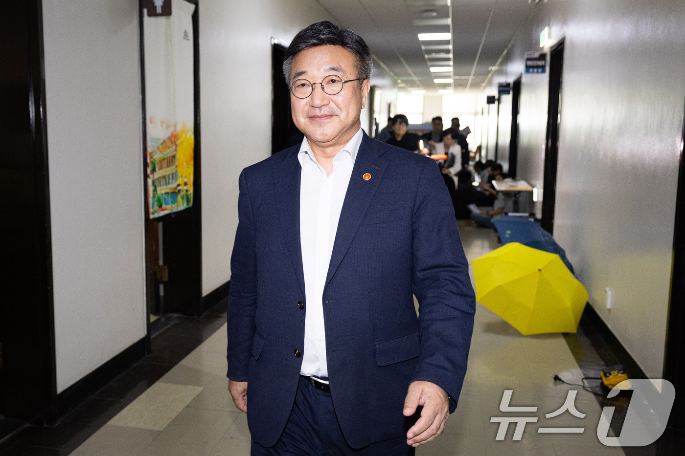 (서울=뉴스1) 유승관 기자 = 윤호중 행정안전부 장관이 15일 서울 여의도 국회에서 열린 중대범죄수사청 관련 행안위 당정협의를 마친 후 이동하고 있다. 2026.7.15/뉴스1