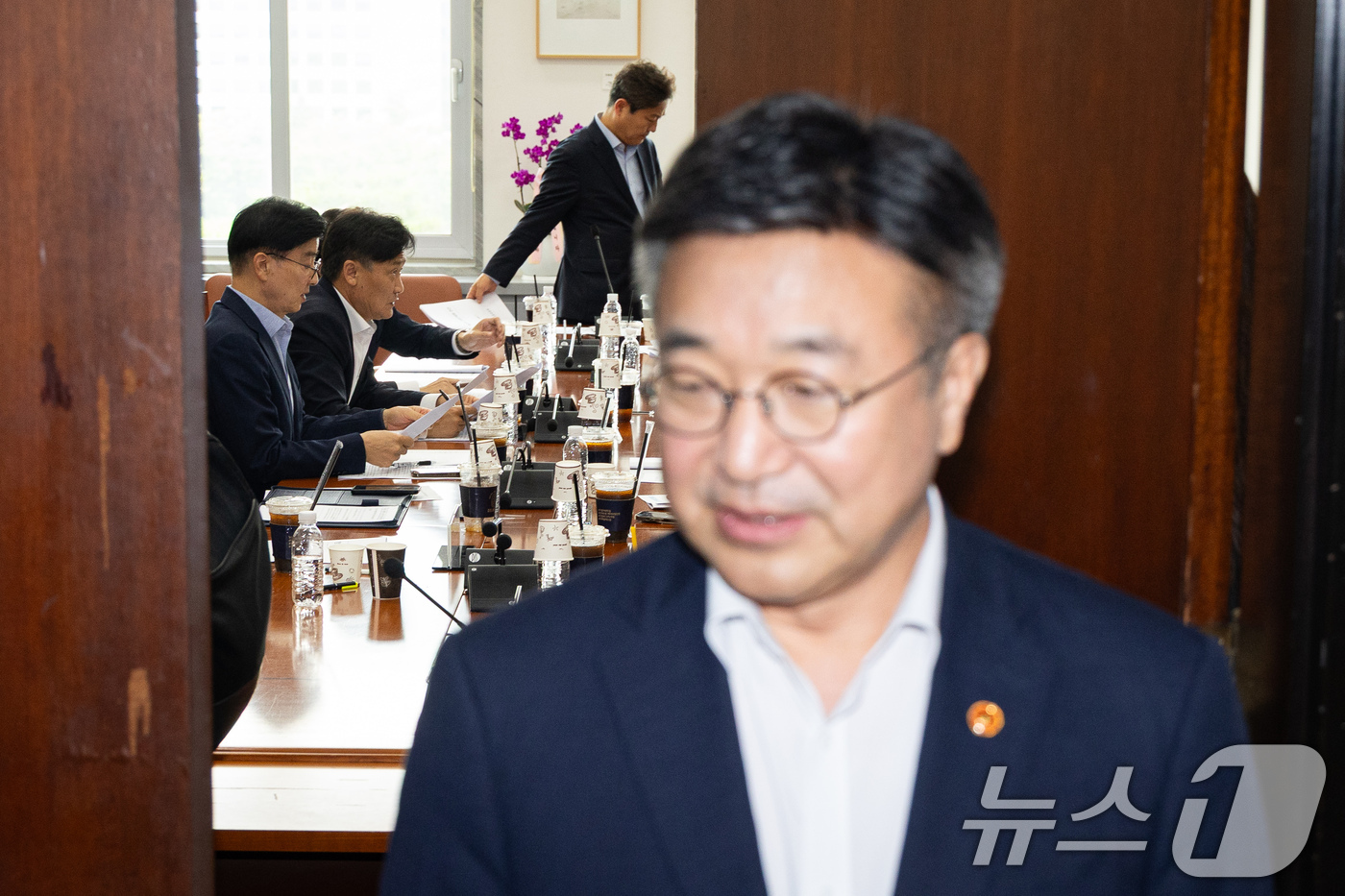 (서울=뉴스1) 유승관 기자 = 국회 행정안전위원회 더불어민주당 위원들이 15일 서울 여의도 국회에서 열린 중대범죄수사청 관련 행안위 당정협의에서 대화를 나누고 있다. 앞은 중수청 …