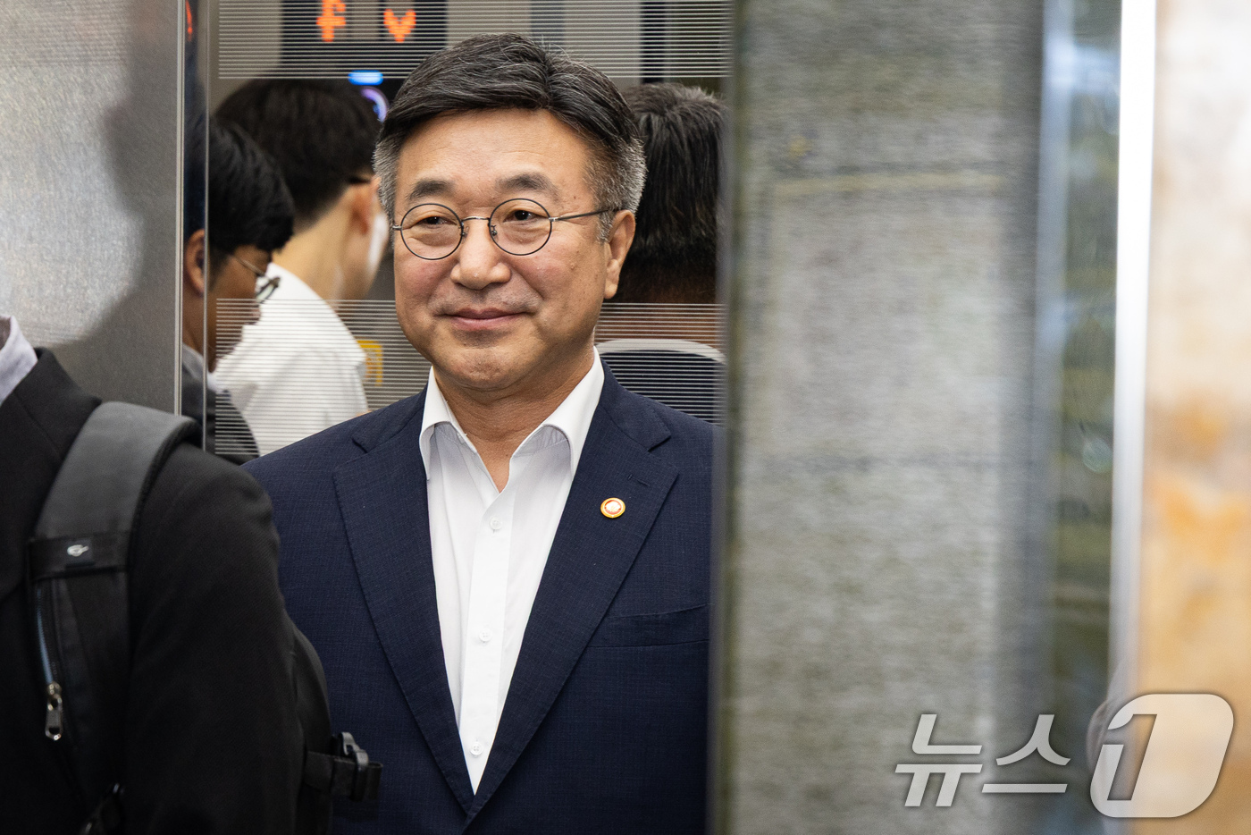(서울=뉴스1) 유승관 기자 = 윤호중 행정안전부 장관이 15일 서울 여의도 국회에서 열린 중대범죄수사청 관련 행안위 당정협의를 마친 후 이동하고 있다. 2026.7.15/뉴스1