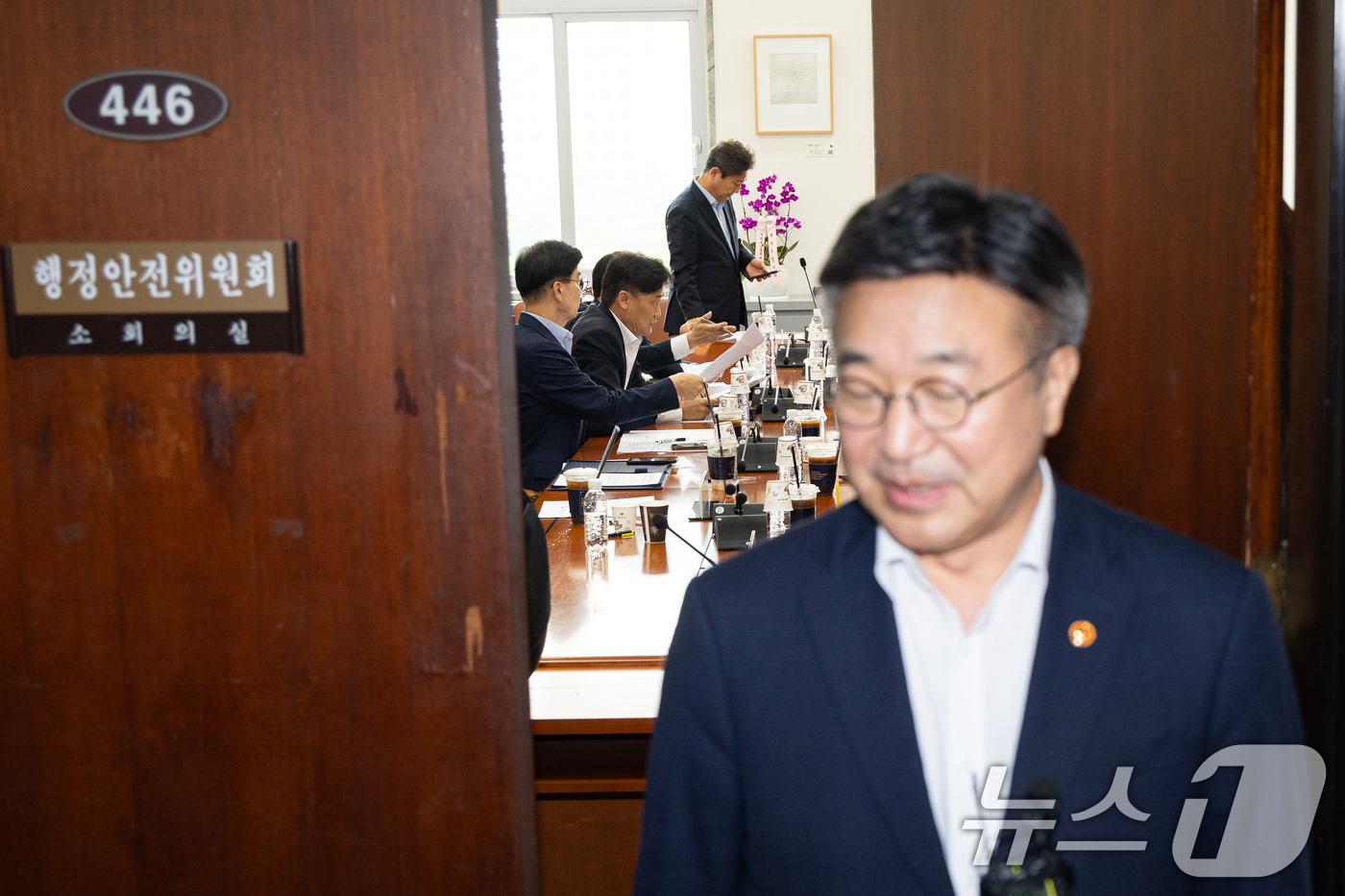 (서울=뉴스1) 유승관 기자 = 국회 행정안전위원회 더불어민주당 위원들이 15일 서울 여의도 국회에서 열린 중대범죄수사청 관련 행안위 당정협의에서 대화를 나누고 있다. 앞은 중수청 …