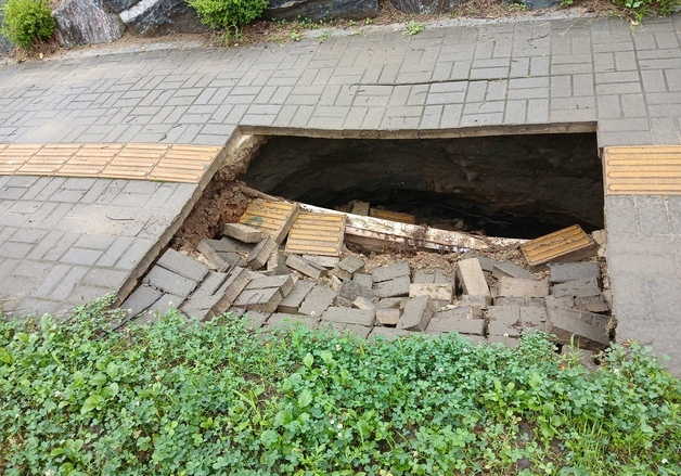 인천 송도국제도시 보도서 땅꺼짐 발생…연수구 원인 조사