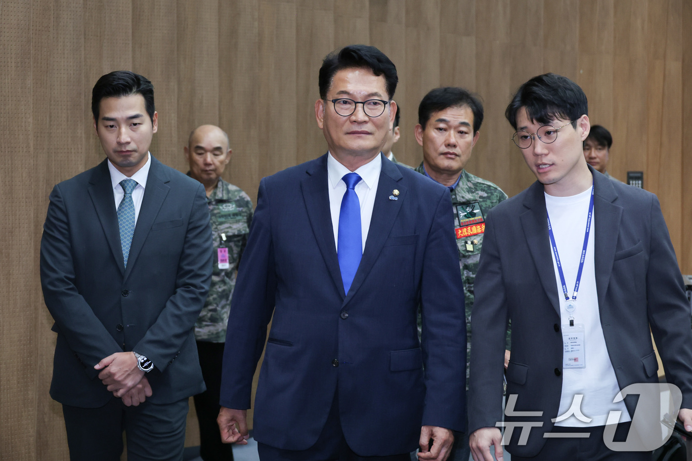 (서울=뉴스1) 신웅수 기자 = 더불어민주당 당권주자인 송영길 의원이 15일 서울 여의도 국회 소통관에서 채상병 순직 3주기 연루자 후속 고발 기자회견을 마친 후 회견장을 나서고 …