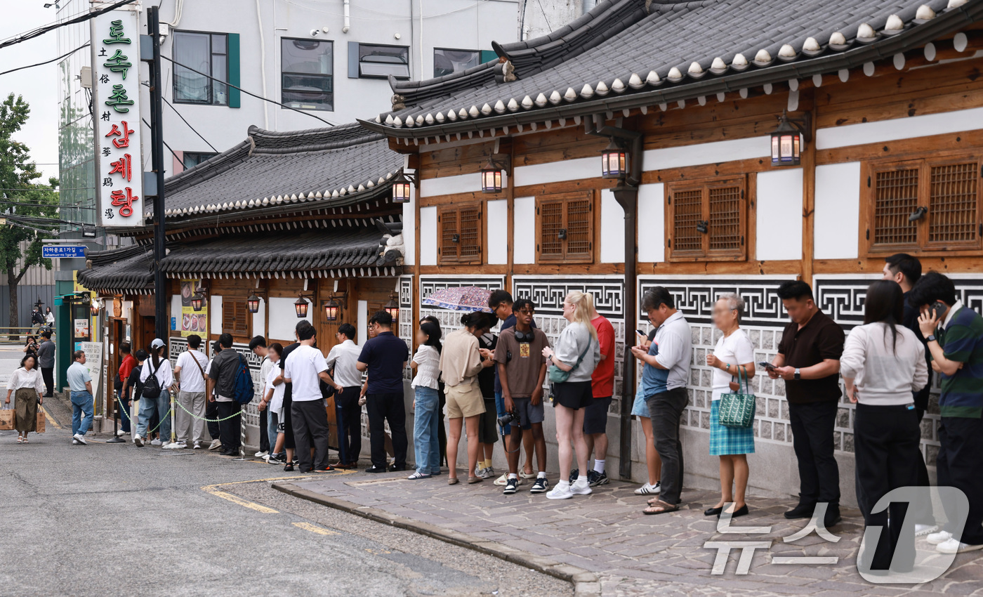 (서울=뉴스1) 구윤성 기자 = 초복인 15일 서울 종로구의 한 삼계탕 전문점 앞에서 시민과 관광객들이 보양식을 먹기 위해 줄을 서서 대기하고 있다.  2026.7.15/뉴스1