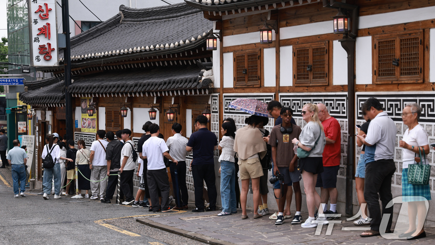 (서울=뉴스1) 구윤성 기자 = 초복인 15일 서울 종로구의 한 삼계탕 전문점 앞에서 시민과 관광객들이 보양식을 먹기 위해 줄을 서서 대기하고 있다.  2026.7.15/뉴스1