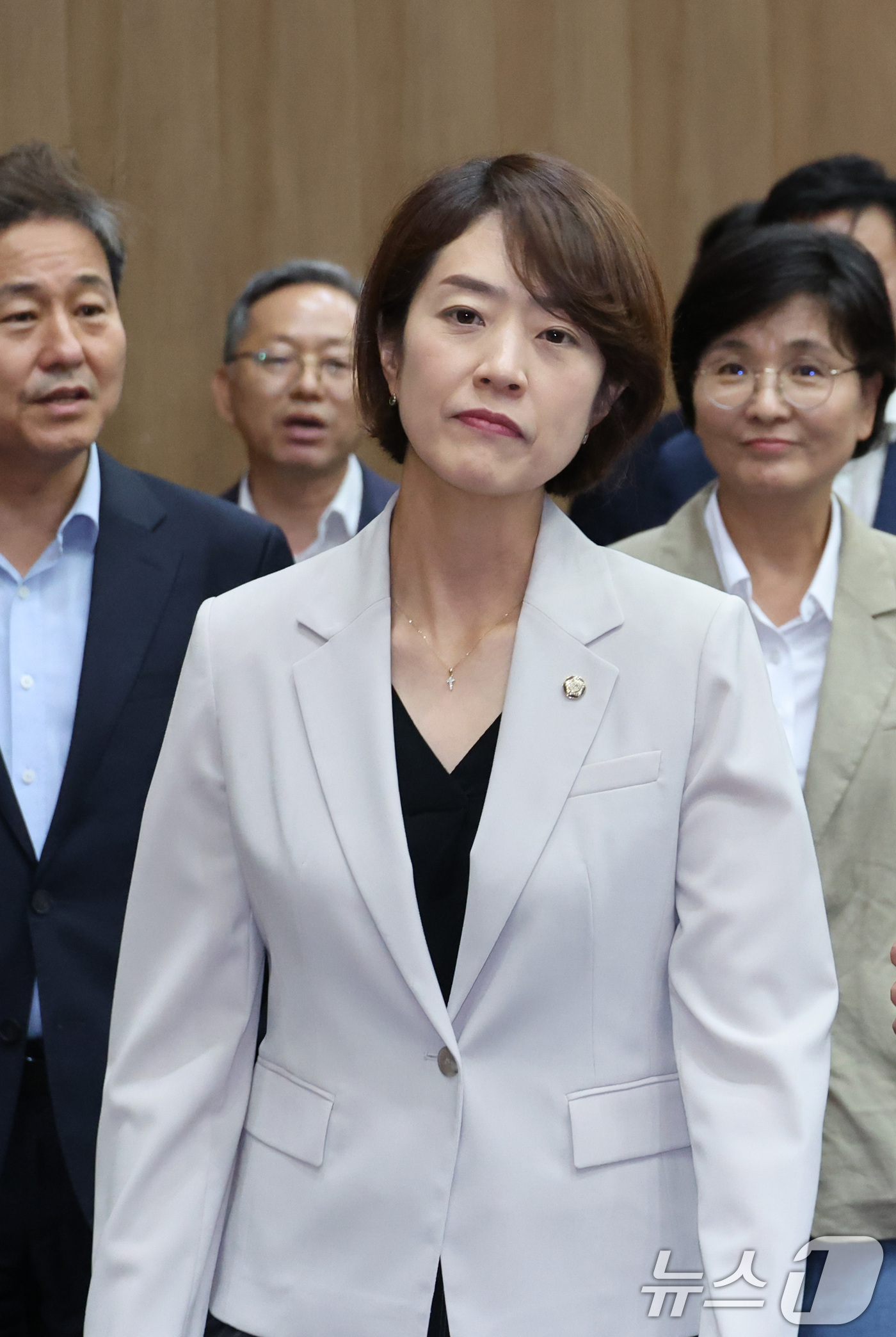 (서울=뉴스1) 신웅수 기자 = 더불어민주당 당권주자인 고민정 의원이 15일 서울 여의도 국회 소통관에서 대구 달성군의회 상임위 폐지 규탄 기자회견을 마친 후 회견장을 나서고 있다 …