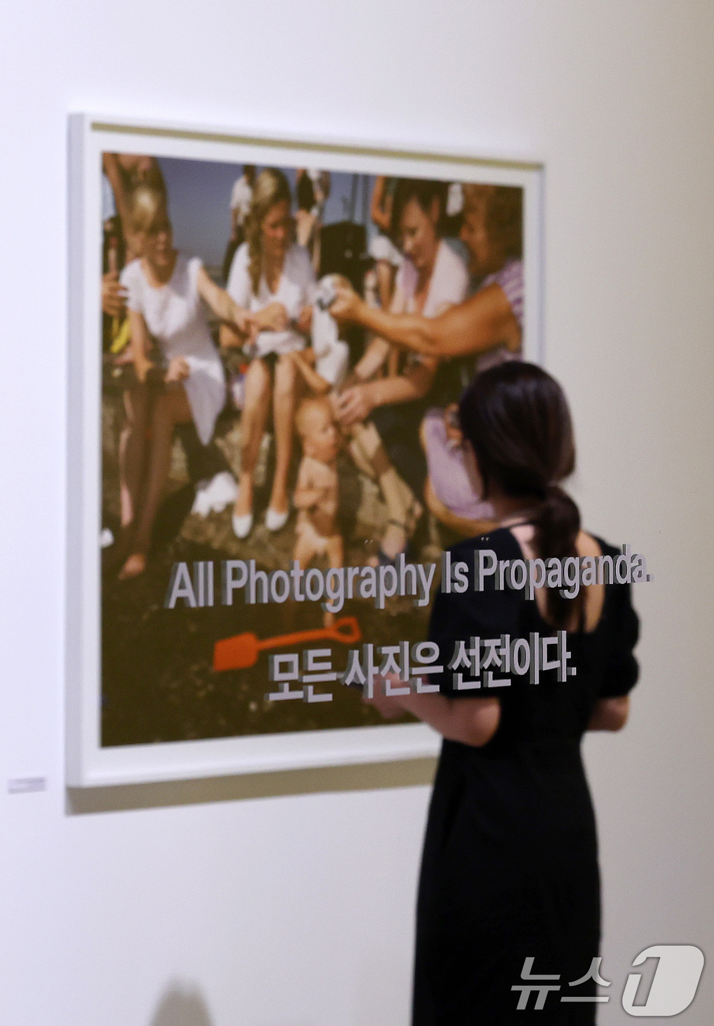 (서울=뉴스1) 박지혜 기자 = 15일 서울 도봉구 서울시립사진미술관에서 열린 현대 다큐멘터리 사진의 거장 마틴 파(1952~2026) 회고전 기자간담회에서 참석자들이 전시를 둘러 …