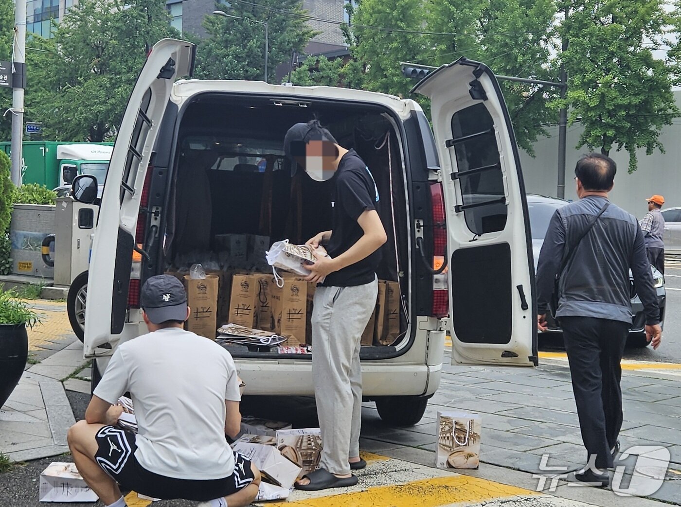 본문 이미지 - 초복인 15일 서울 종로구의 한 삼계탕 전문점 앞에서 시민이 포장된 삼계탕을 차에 싣고 있다. ⓒ 뉴스1 유채연 기자