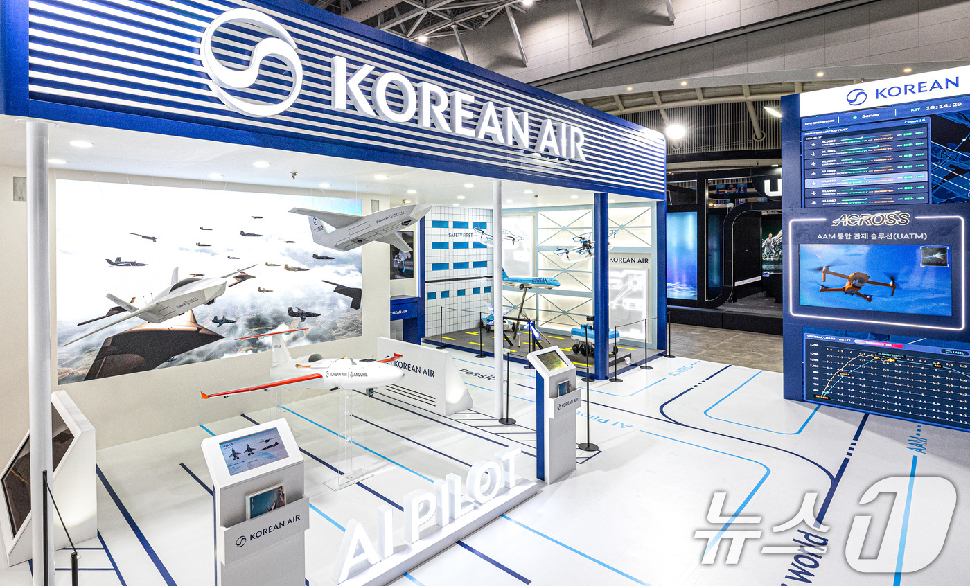 (서울=뉴스1) = 대한항공은 15일 인천 연수구 송도컨벤시아에서 열린 '2026 대한민국 드론·UAM 박람회'에 참가해 첨단 전략 기술을 대거 선보인다고 밝혔다.인공지능(AI), …