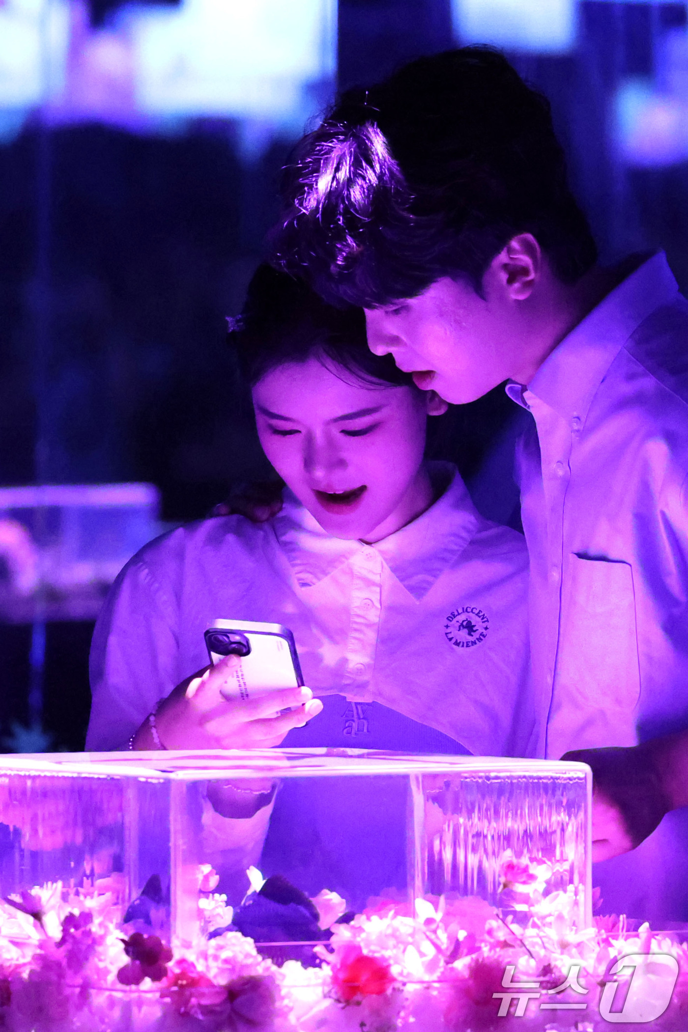 (서울=뉴스1) 이종수 기자 = 15일 서울 송파구 롯데월드 아쿠아리움에서 모델들이 ‘아쿠아 갤러리: 물빛정원’을 관람하고 있다. '아쿠아 갤러리: 물빛정원'은 지하 2층 해파리 …