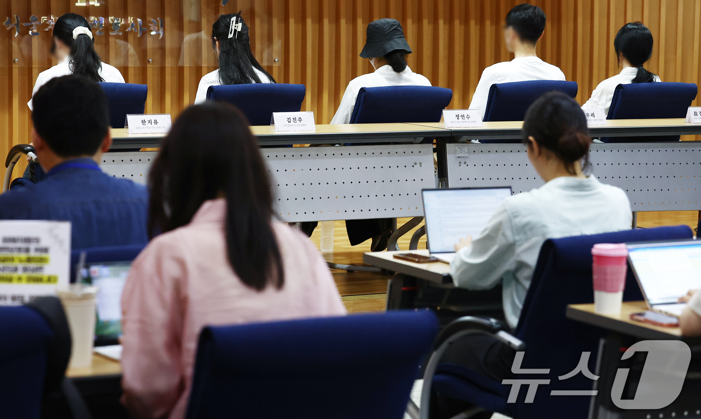 (서울=뉴스1) 김민지 기자 = 15일 오후 서울 서초구 변호사회관에서 열린 '또! 피해자 없는 검찰개혁, 어떻게 바로잡을 것인가 기자회견'에서 범죄 피해자들이 등을 돌리고 증언하 …