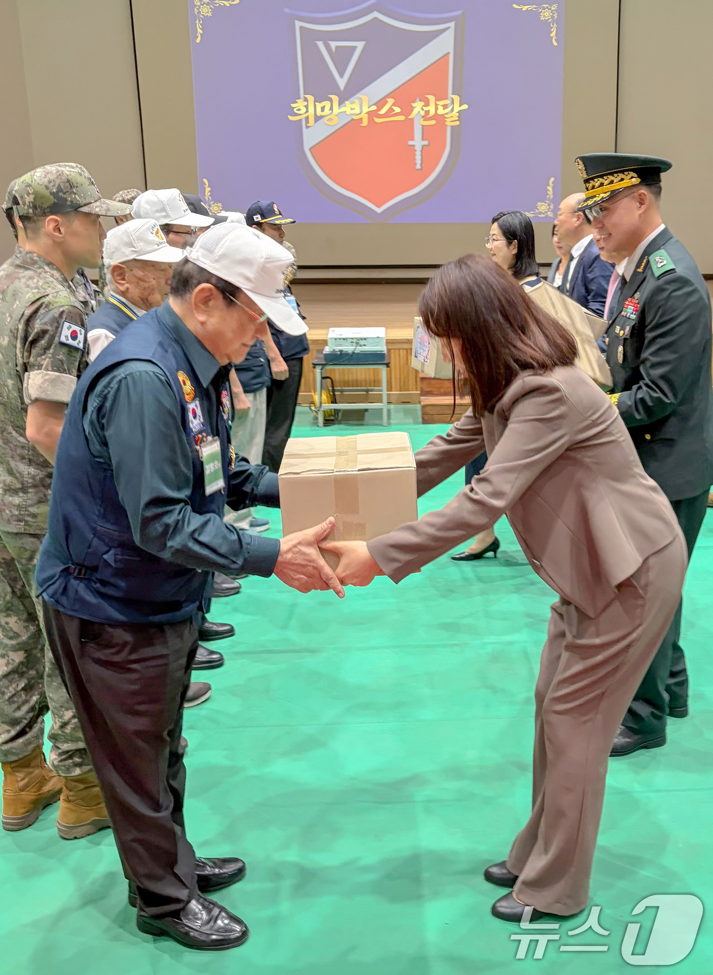 (서울=뉴스1) = 강윤진 국가보훈부 차관이 15일 오전 인천 부평구 제17보병사단에서 열린 '국가보훈부·희망을나누는사람들·LG생활건강, 국가유공자 지원 업무협약식'에서 국가유공자 …