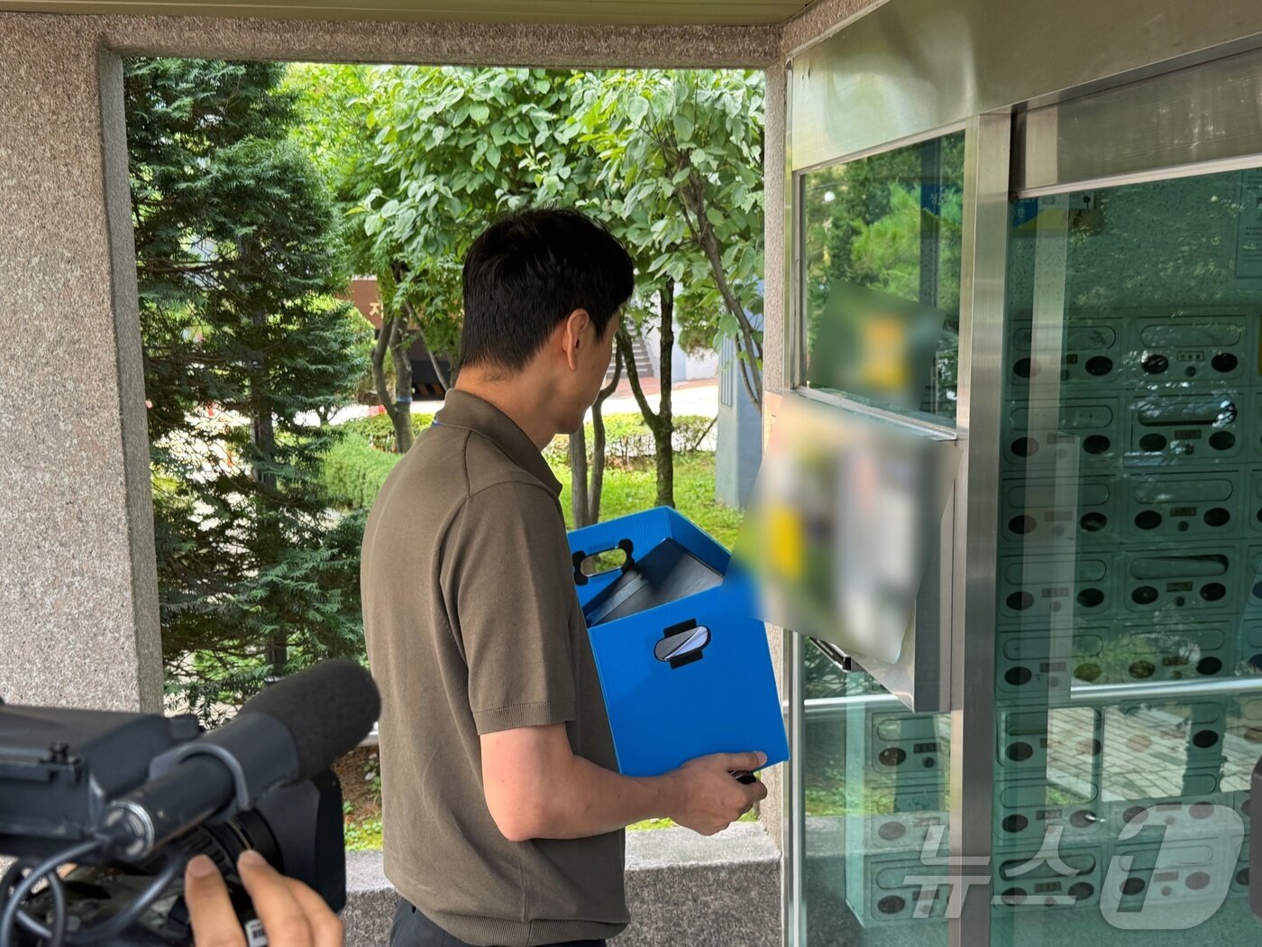본문 이미지 - 15일 오전 경찰이  아동 성매매 의혹을  받는 최영중 청주시의원의 자택을 압수수색하려 들어가고 있다. 2026.7.15 ⓒ 뉴스1 장예린 기자