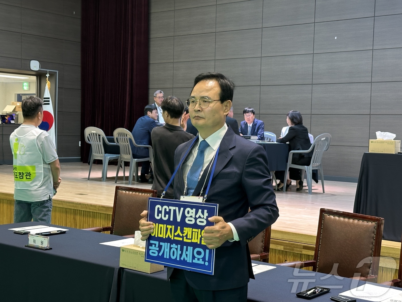 (충주=뉴스1) 윤원진 기자 = 맹정섭 민주당 충주시장 후보가 15일 충주시장선거 재검표가 진행되는 교통대 체육관에서 CCTV파일과 투표지 이미지 스캔 파일을 공개하라고 요구하고 …