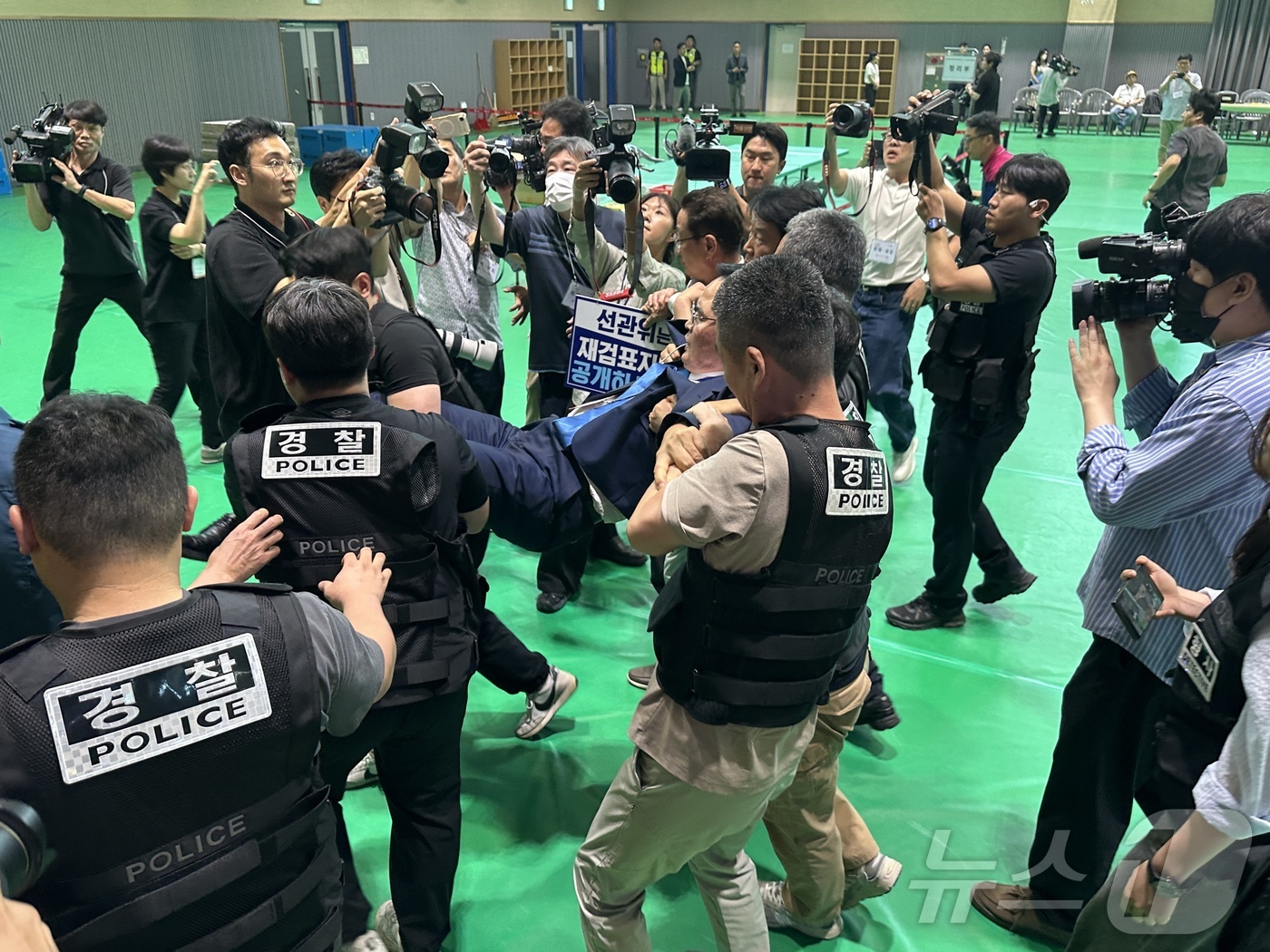 (충주=뉴스1) 윤원진 기자 = 맹정섭 민주당 충주시장 후보가 15일 충주시장선거 재검표가 진행되는 교통대 체육관에서 CCTV파일과 투표지 이미지 스캔 파일을 공개하라고 요구하다 …