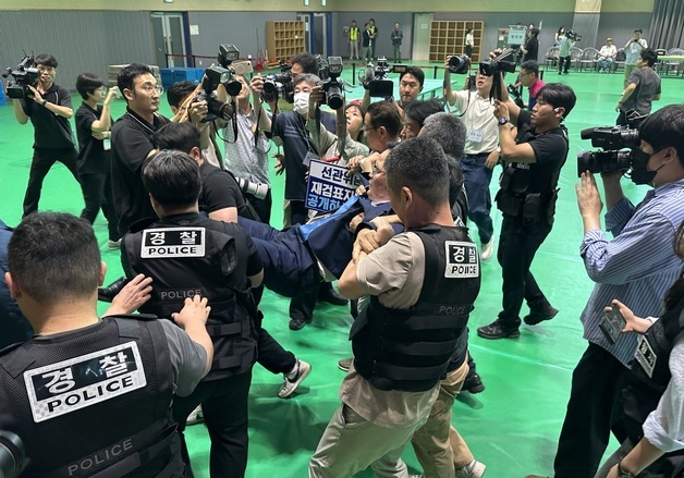 퇴장 당하는 맹정섭 후보