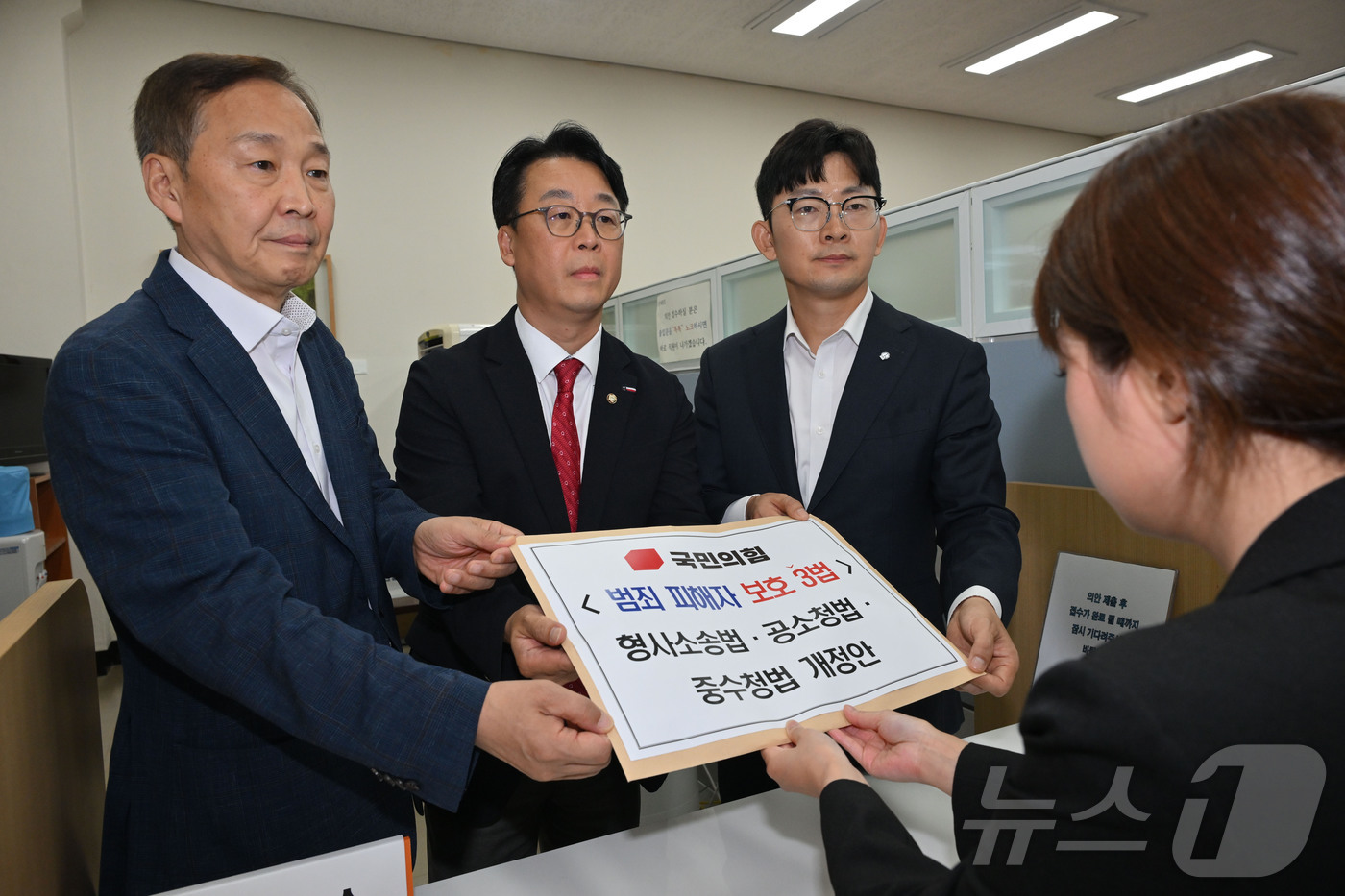 (서울=뉴스1) 신웅수 기자 = 김기웅·곽규택·박충권 국민의힘 의원이 15일 서울 여의도 국회 의안과에 형사소송법·공소청법·중수청법 개정안을 제출하고 있다. 2026.7.15/뉴스 …