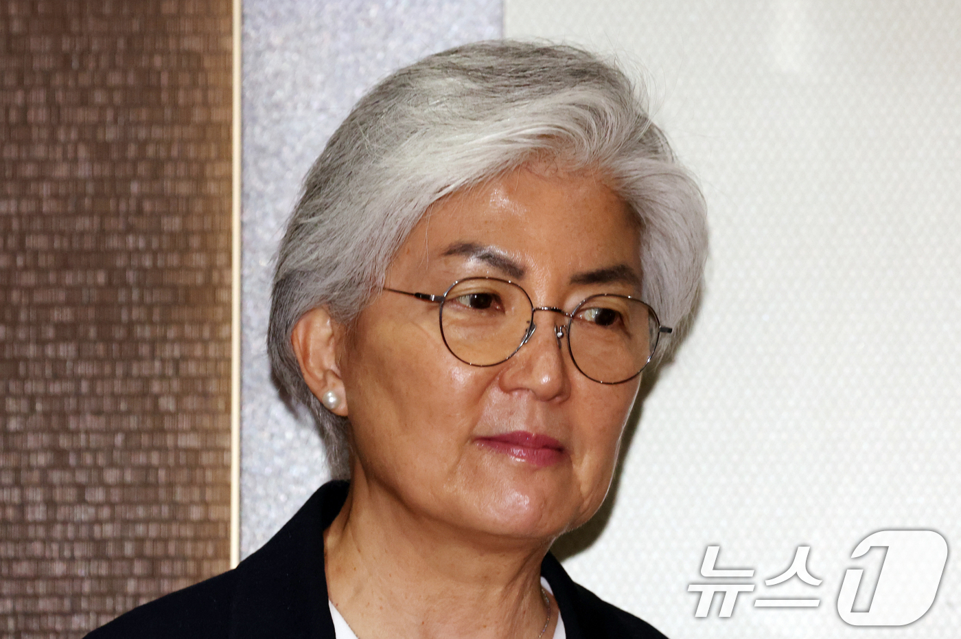 (서울=뉴스1) 김명섭 기자 = 강경화 주미국대한민국대사가 15일 오후 서울 종로구 정부서울청사 별관 외교부에서 조현 외교부 장관과 면담을 하기 위해 이동하고 있다.  2026.7 …