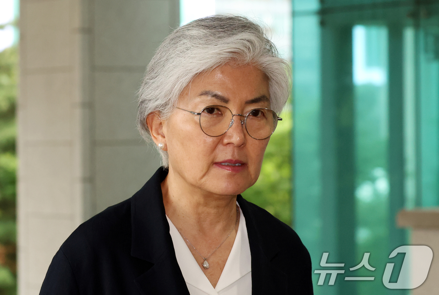 (서울=뉴스1) 김명섭 기자 = 강경화 주미국대한민국대사가 15일 오후 서울 종로구 정부서울청사 별관 외교부에서 조현 외교부 장관과 면담을 하기 위해 이동하고 있다.  2026.7 …