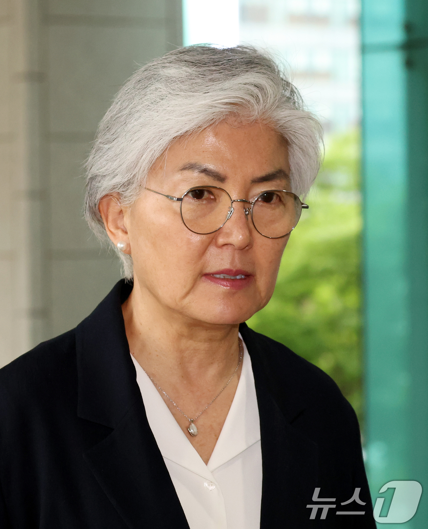 (서울=뉴스1) 김명섭 기자 = 강경화 주미국대한민국대사가 15일 오후 서울 종로구 정부서울청사 별관 외교부에서 조현 외교부 장관과 면담을 하기 위해 이동하고 있다.  2026.7 …
