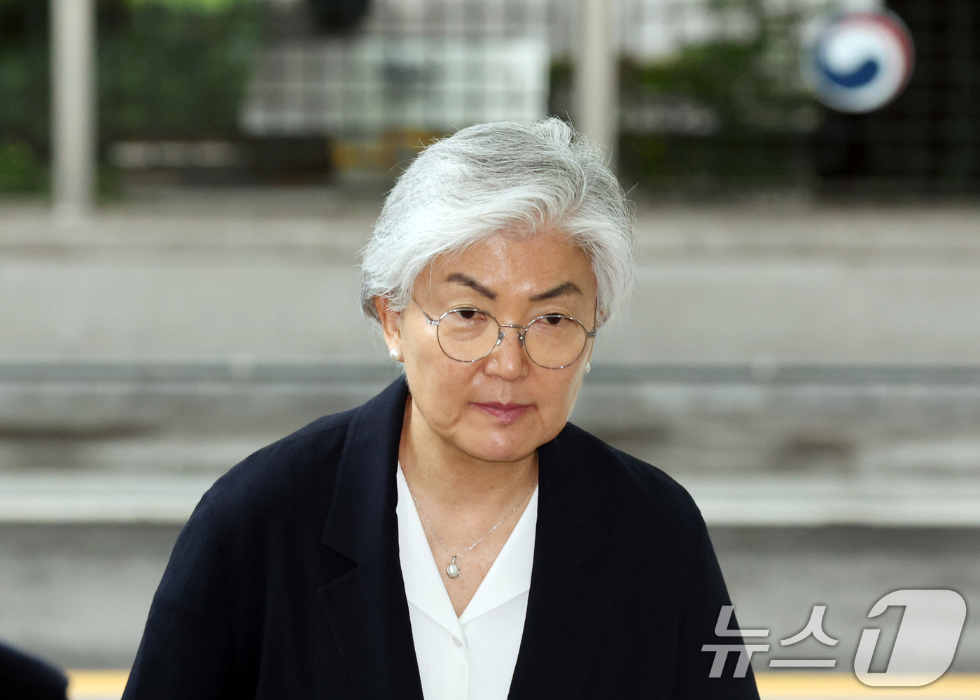 (서울=뉴스1) 김명섭 기자 = 강경화 주미국대한민국대사가 15일 오후 서울 종로구 정부서울청사 별관 외교부에서 조현 외교부 장관과 면담을 하기 위해 이동하고 있다.  2026.7 …
