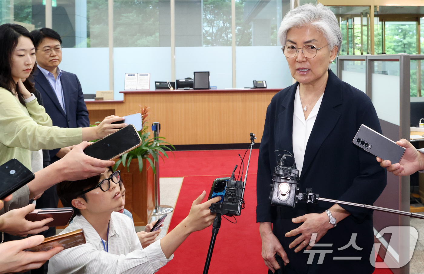 (서울=뉴스1) 김명섭 기자 = 강경화 주미국대한민국대사가 15일 오후 서울 종로구 정부서울청사 별관 외교부에서 조현 외교부 장관과 면담에 앞서 취재진의 질문을 받고 있다. 202 …