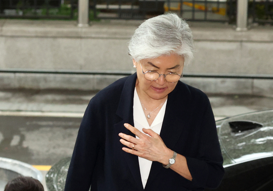 조현 장관 면담 위해 외교부 찾은 강경화 대사