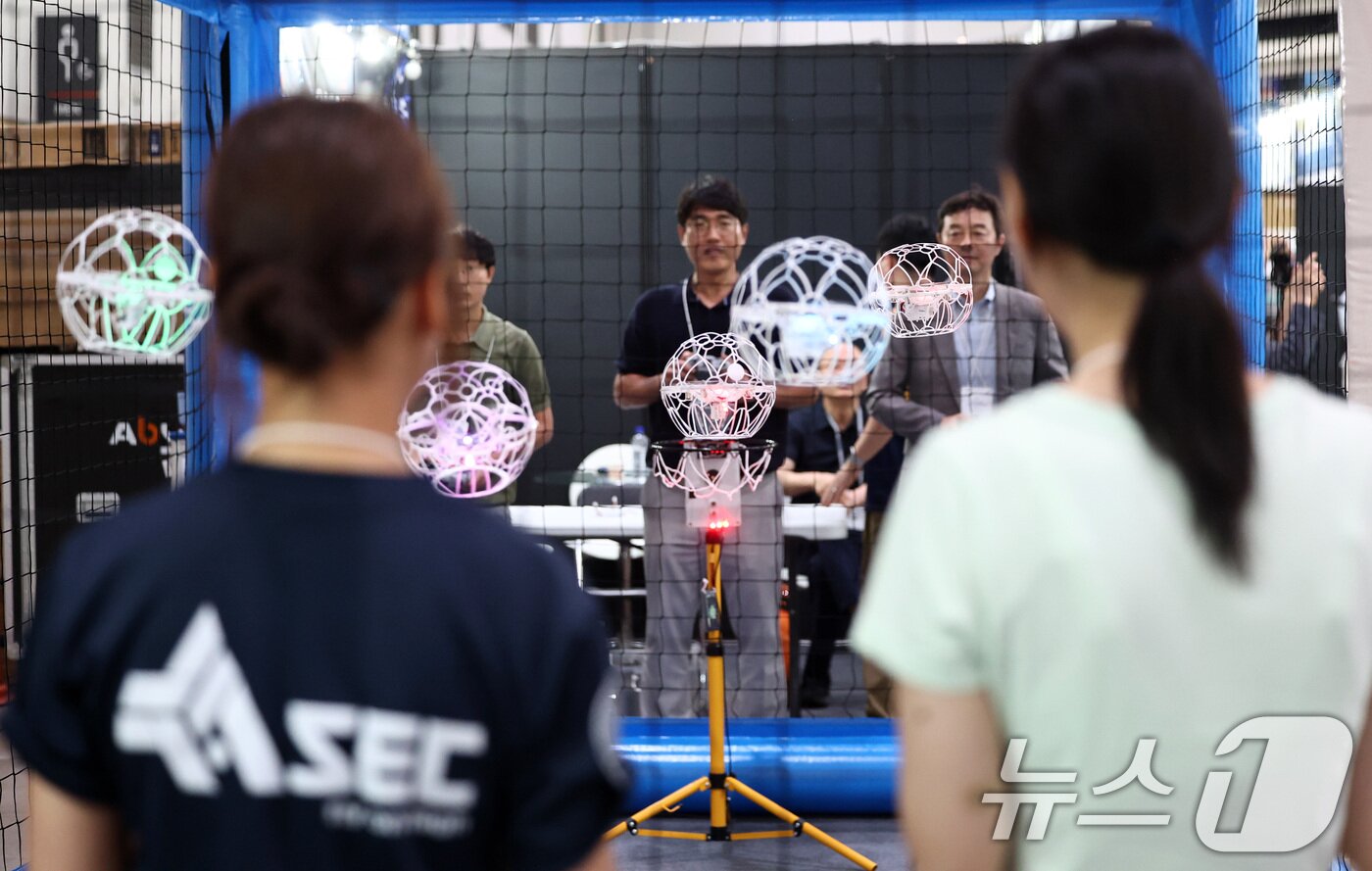 본문 이미지 - 15일 인천 연수구 송도컨벤시아에서 열린 2026 대한민국 드론·UAM 박람회에서 관람객들이 드론 스포츠를 체험하고 있다. 2026.7.15 ⓒ 뉴스1 최지환 기자