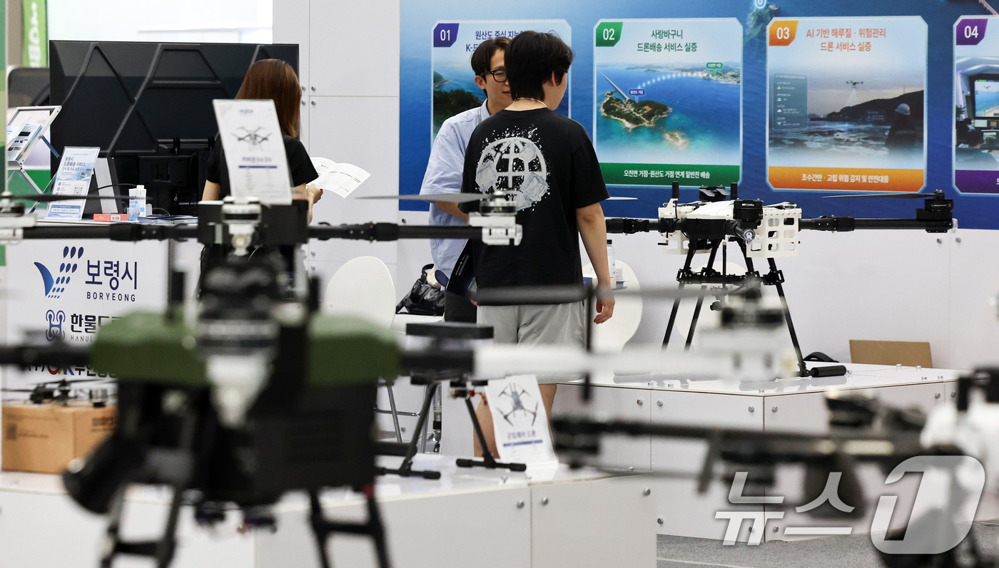 (인천=뉴스1) 최지환 기자 = 15일 인천 연수구 송도컨벤시아에서 열린 2026 대한민국 드론·UAM 박람회에서 관람객들이 부스를 살펴보고 있다. 2026.7.15/뉴스1