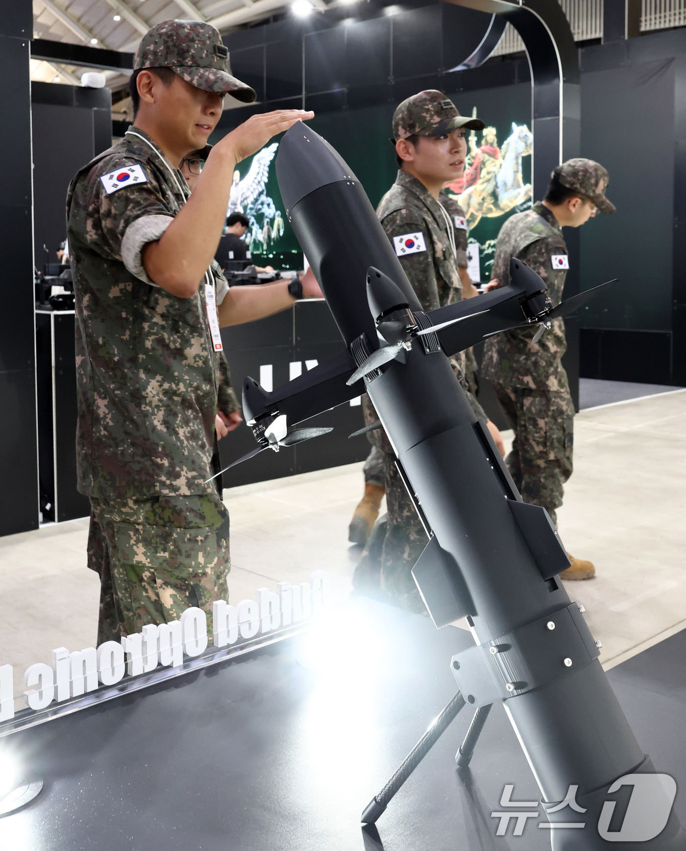 (인천=뉴스1) 최지환 기자 = 15일 인천 연수구 송도컨벤시아에서 열린 2026 대한민국 드론·UAM 박람회에서 관람객들이 부스를 살펴보고 있다. 2026.7.15/뉴스1