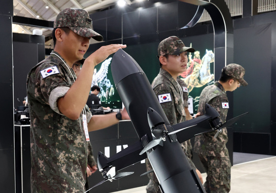 공격드론 살펴보는 군 장병